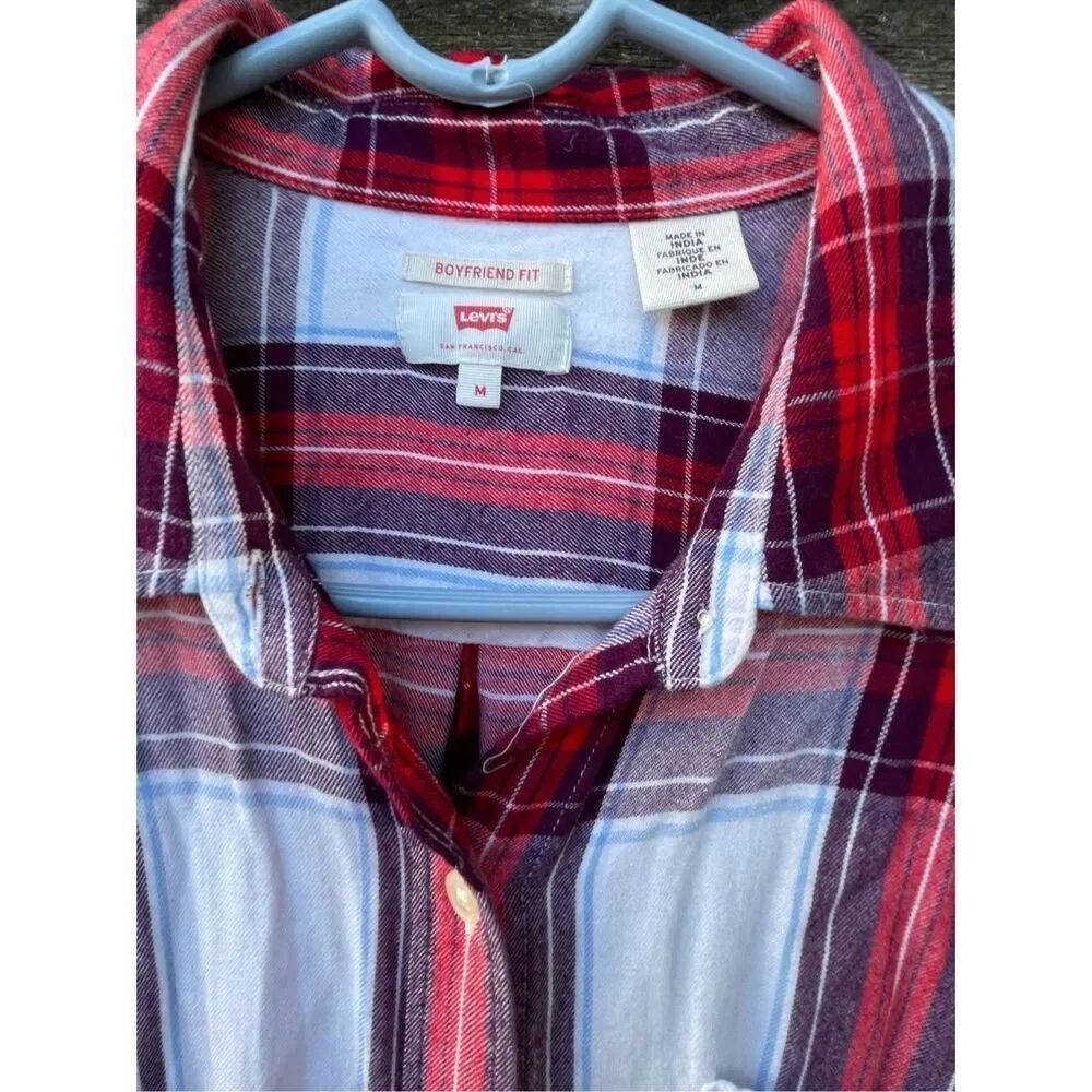Levi’s size Med plaid boyfriend fit button down shirt. - Picture 7 of 9